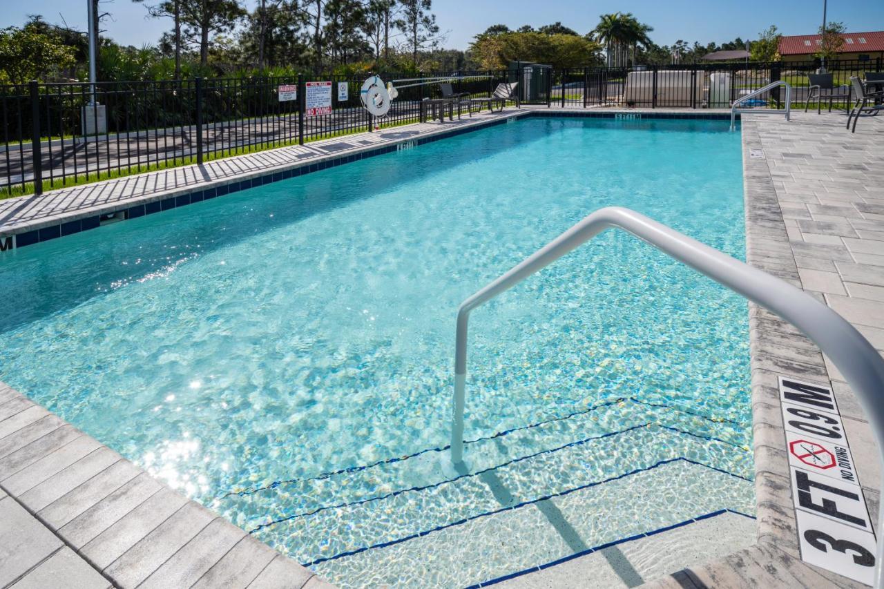 Holiday Inn Express & Suites - Fort Myers Airport By Ihg Ngoại thất bức ảnh