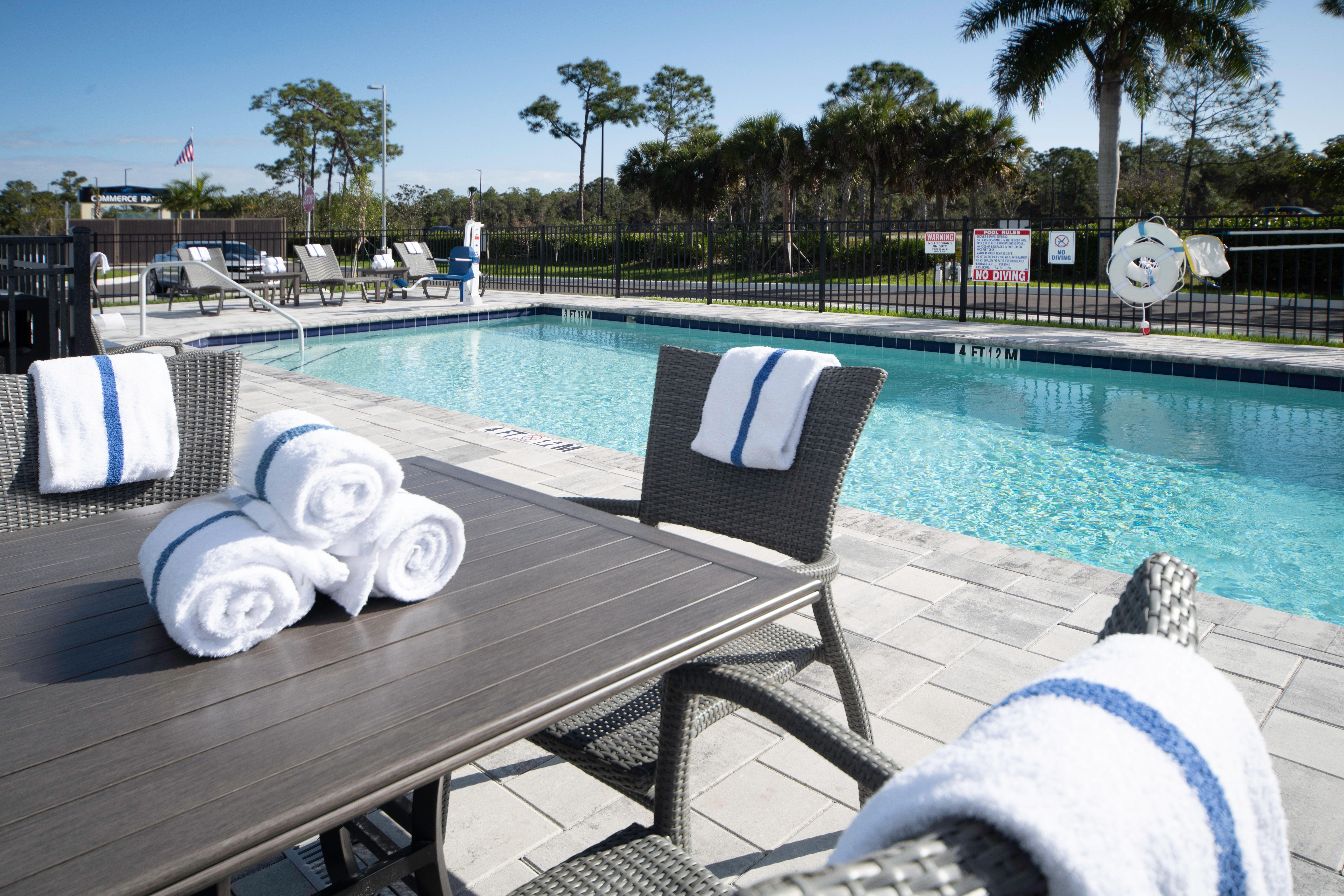 Holiday Inn Express & Suites - Fort Myers Airport By Ihg Ngoại thất bức ảnh